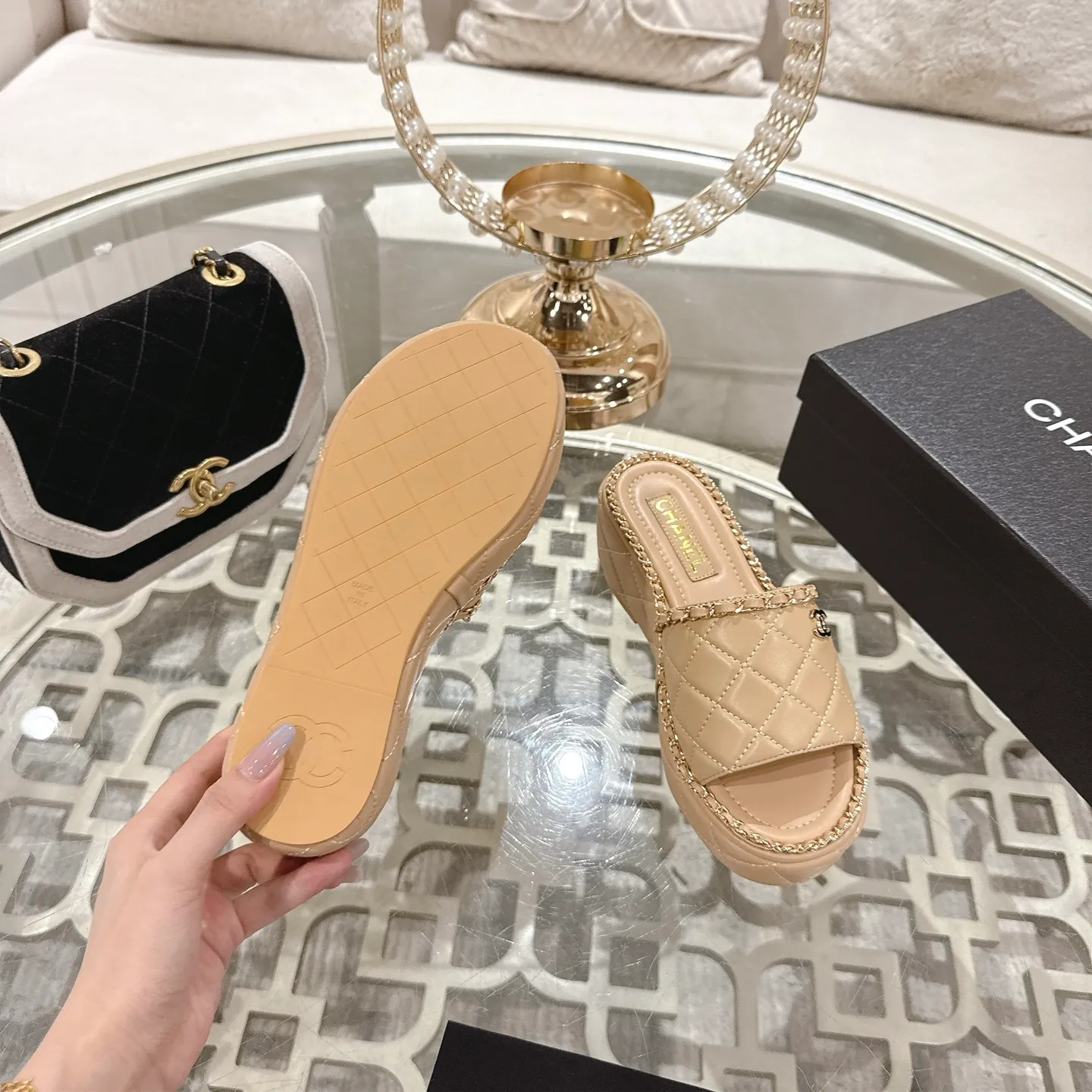 👟👟Ex-factory price 600👟👟 𝐂𝐇𝐀𝐍𝐄𝐋 | Xiaoxiang 25𝐬𝐬 🦋2025 Spring and Summer New Products Counter Classic Xiaoxiang Double C Diamond Chain Slippers Series New〰 🍬 The absolute best in the BS fashion circle. Matching will perform meticulously Minimalist, classic elements that will never fade away 💋 Show unique dressing style, too beautiful to say anything. A must-have for summer... Upper: Original high-customized lambskin Lining: Imported mixed sheepskin lining Outsole: Original molded non-slip outsole Shoe size: 35-39 (34.40.41.42 customization is not returnable)